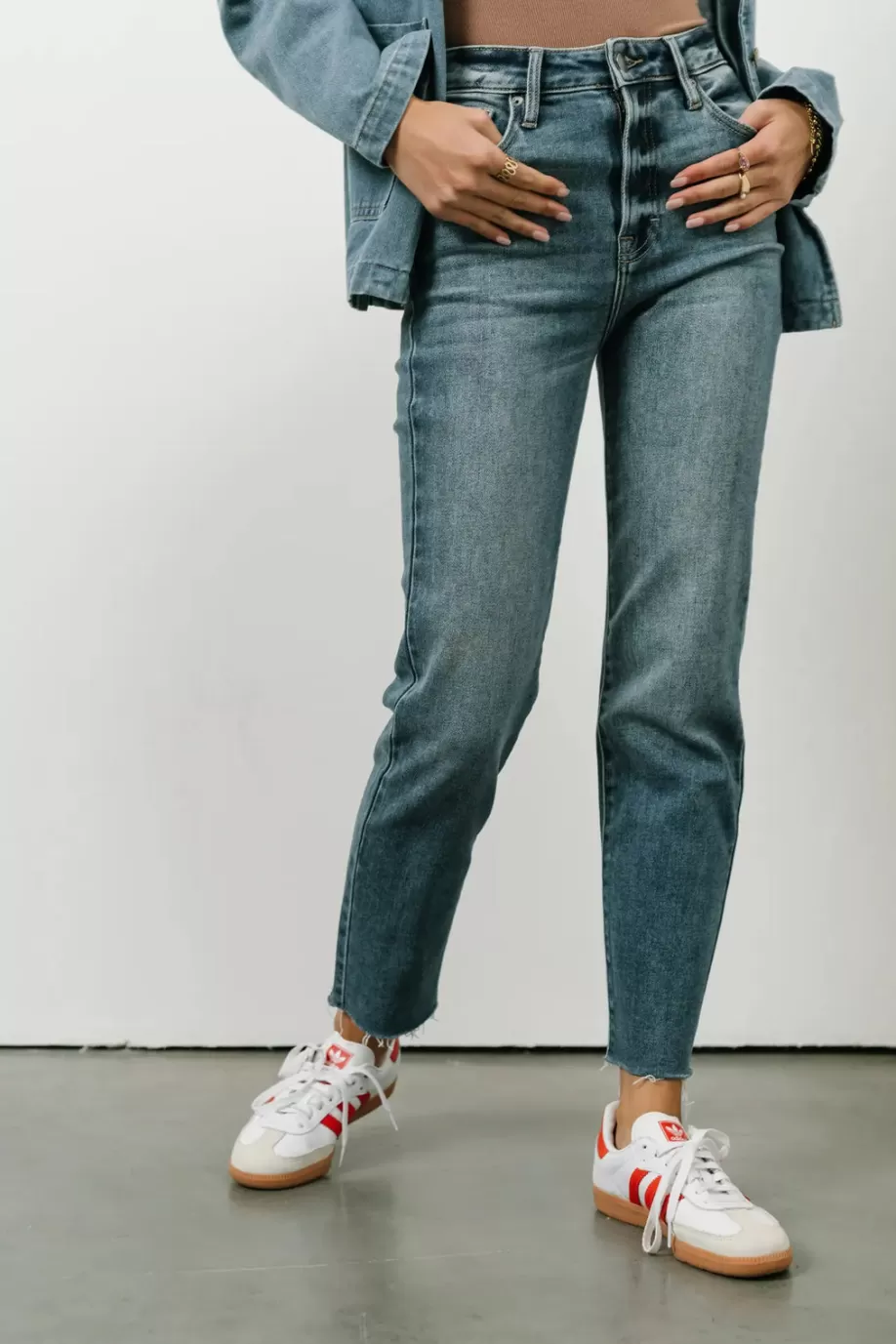 Best Sale Amelia Straight Leg Jeans in Medium Wash DENIM