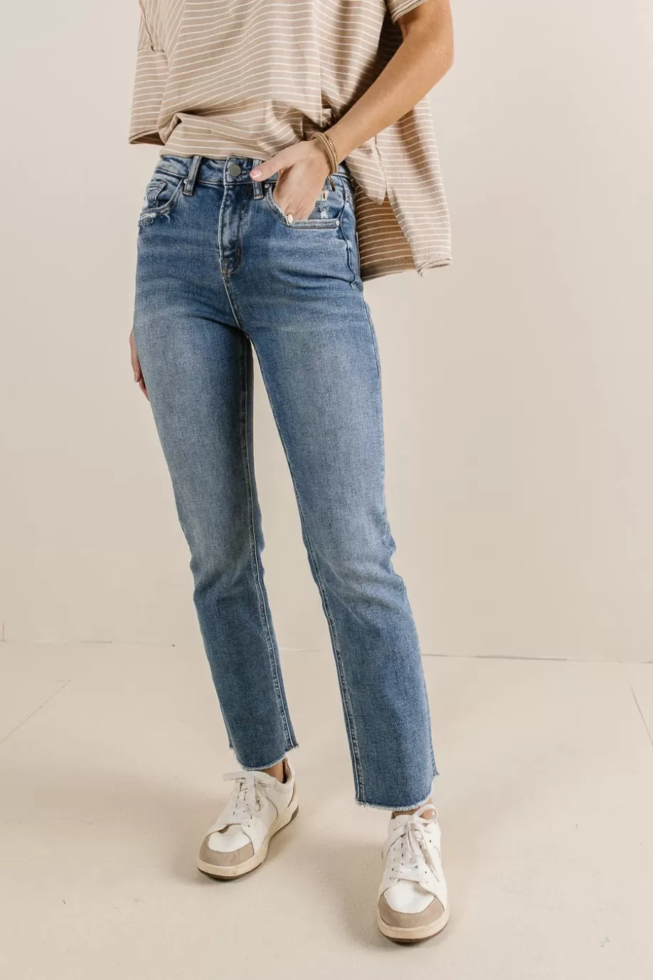 Clearance Elowyn Straight Leg Jeans in Light Wash DENIM